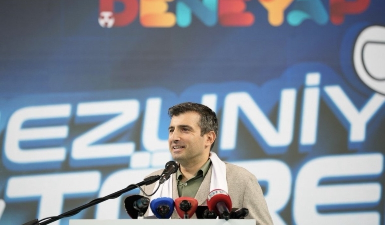 Selçuk Bayraktar mezun olan gençlere seslendi: "Bu güzel ülkenin geleceğinde sizlerin imzası olacak"