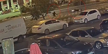 Metrelerce sürüklendi, kazayı yara almadan atlattı: O anlar kamerada