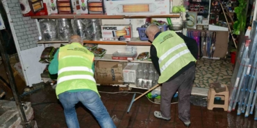 Dükkanını pis su basan vatandaş İSKİ’ye isyan etti, Esenyurt Belediyesi yardımına koştu