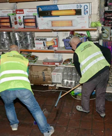 Dükkanını pis su basan vatandaş İSKİ’ye isyan etti, Esenyurt Belediyesi yardımına koştu