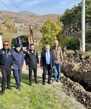 Kaymakam Öztürk, köydeki su hattını yerinde inceledi