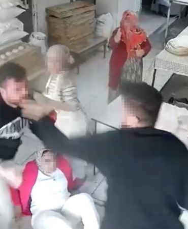 Yumruk yumruğa borç kavgasında kadın yerlerde sürüklendi