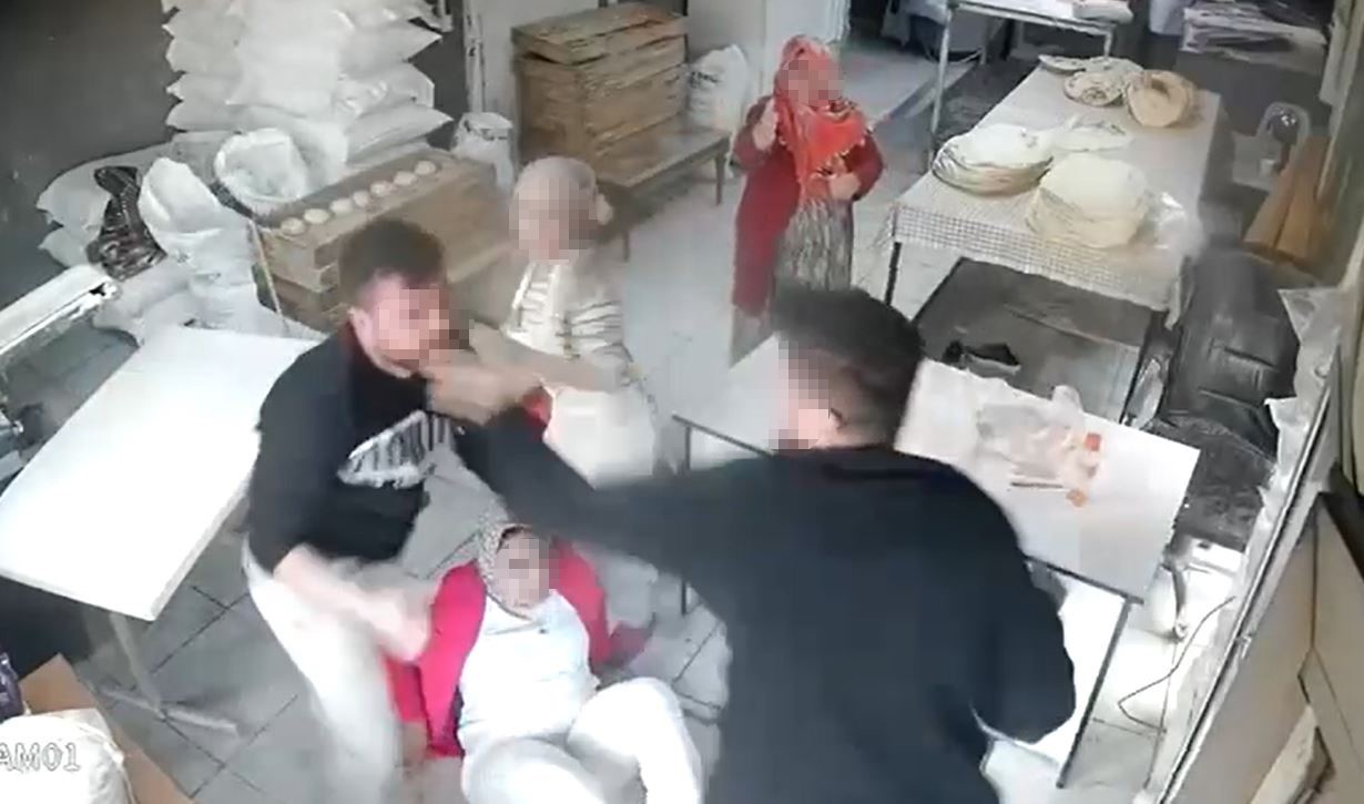 Yumruk yumruğa borç kavgasında kadın yerlerde sürüklendi