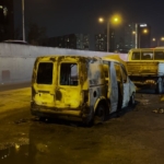 Küçükçekmece’de hafif ticari araç alev alev yandı