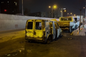 Küçükçekmece’de hafif ticari araç alev alev yandı