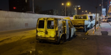 Küçükçekmece’de hafif ticari araç alev alev yandı