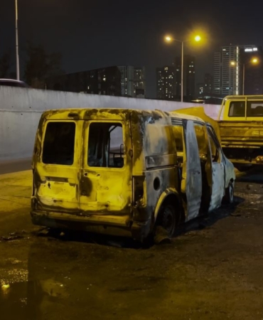 Küçükçekmece’de hafif ticari araç alev alev yandı