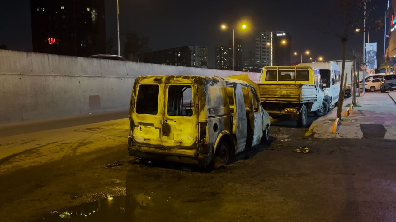 Küçükçekmece’de hafif ticari araç alev alev yandı