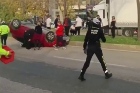 İki araç çarpıştı, takla atan otomobilde sürücü sıkıştı