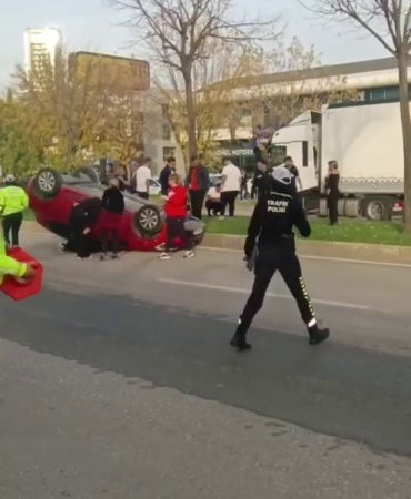 İki araç çarpıştı, takla atan otomobilde sürücü sıkıştı