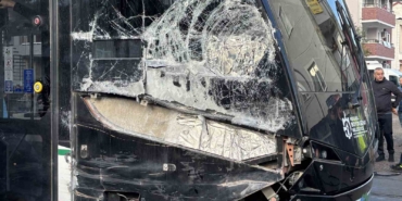 Kocaeli’de çöp kamyonu tramvaya çarptı: 3 yaralı