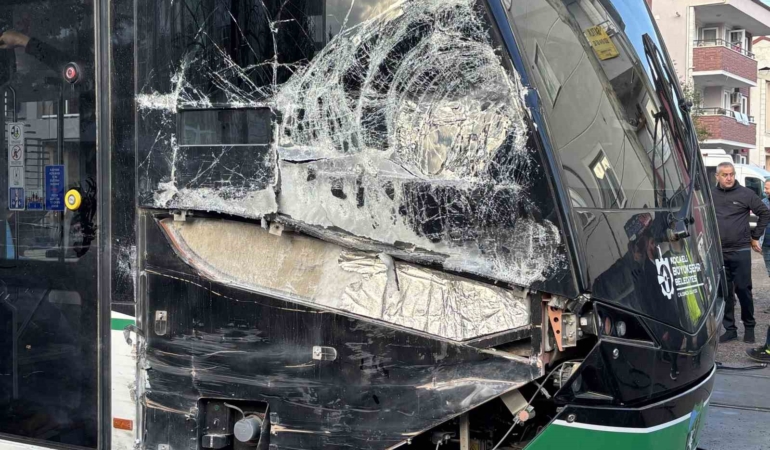 Kocaeli’de çöp kamyonu tramvaya çarptı: 3 yaralı