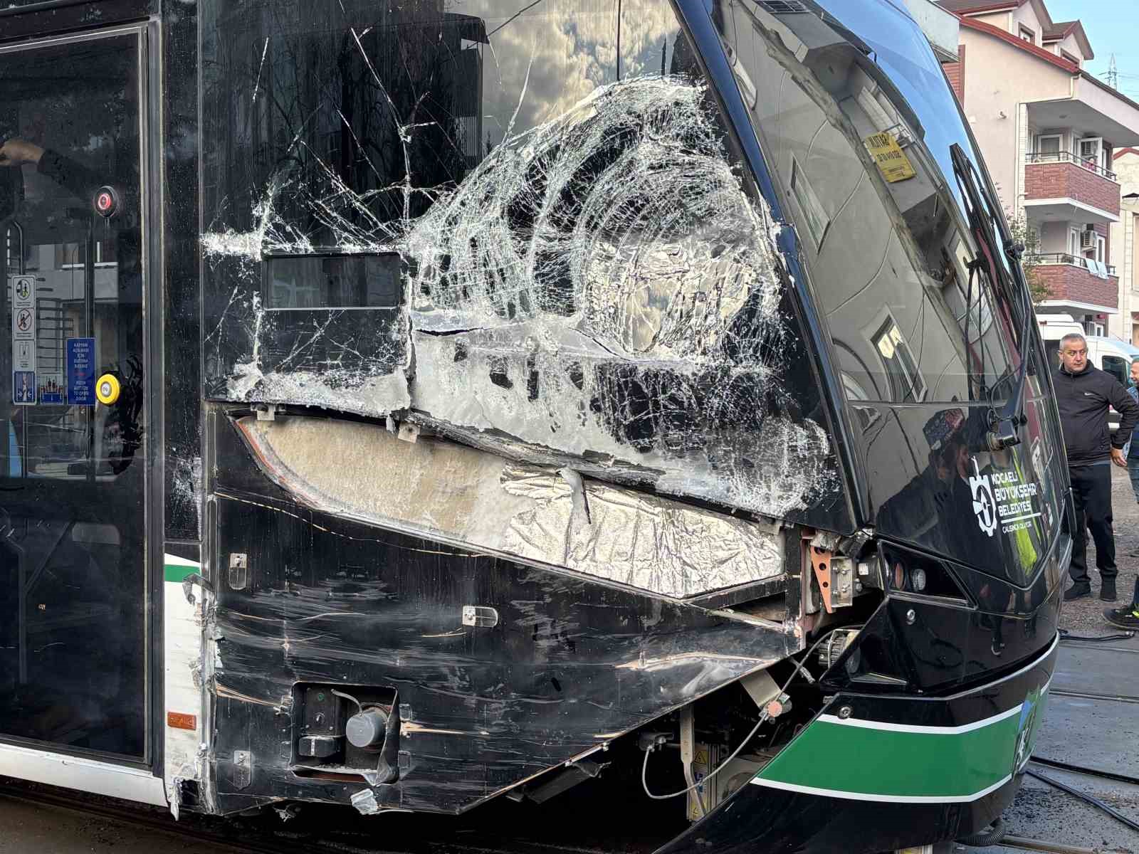 Kocaeli’de çöp kamyonu tramvaya çarptı: 3 yaralı