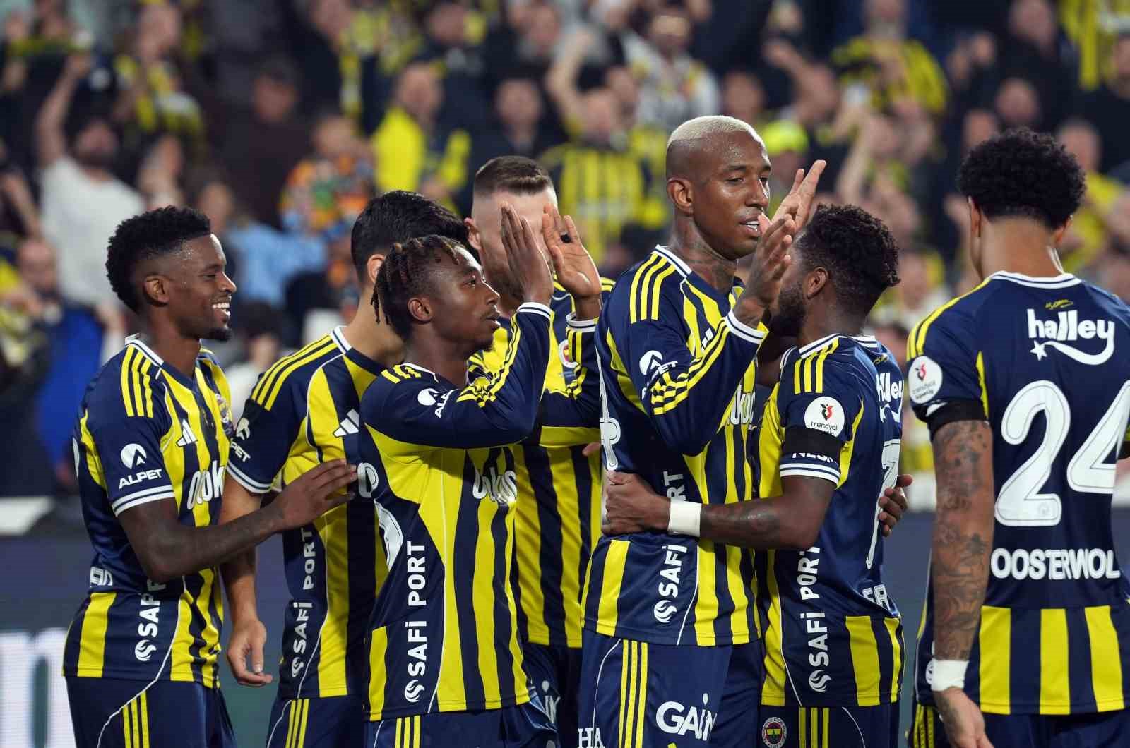 Fenerbahçe, liderle arasında puan farkını 1’e indirdi