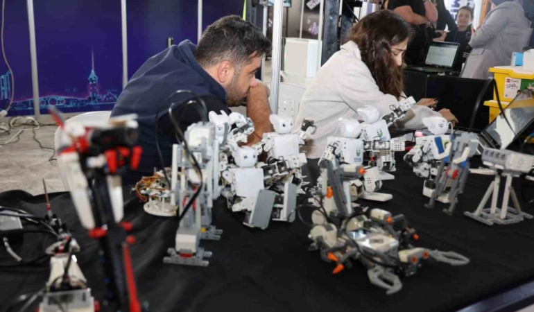 Bilişim Fuarı stantlarına 7’den 70’e yoğun ilgi