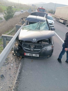 Bilecik’te kontrolden çıkan otomobil bariyerlere çarptı: 1 yaralı