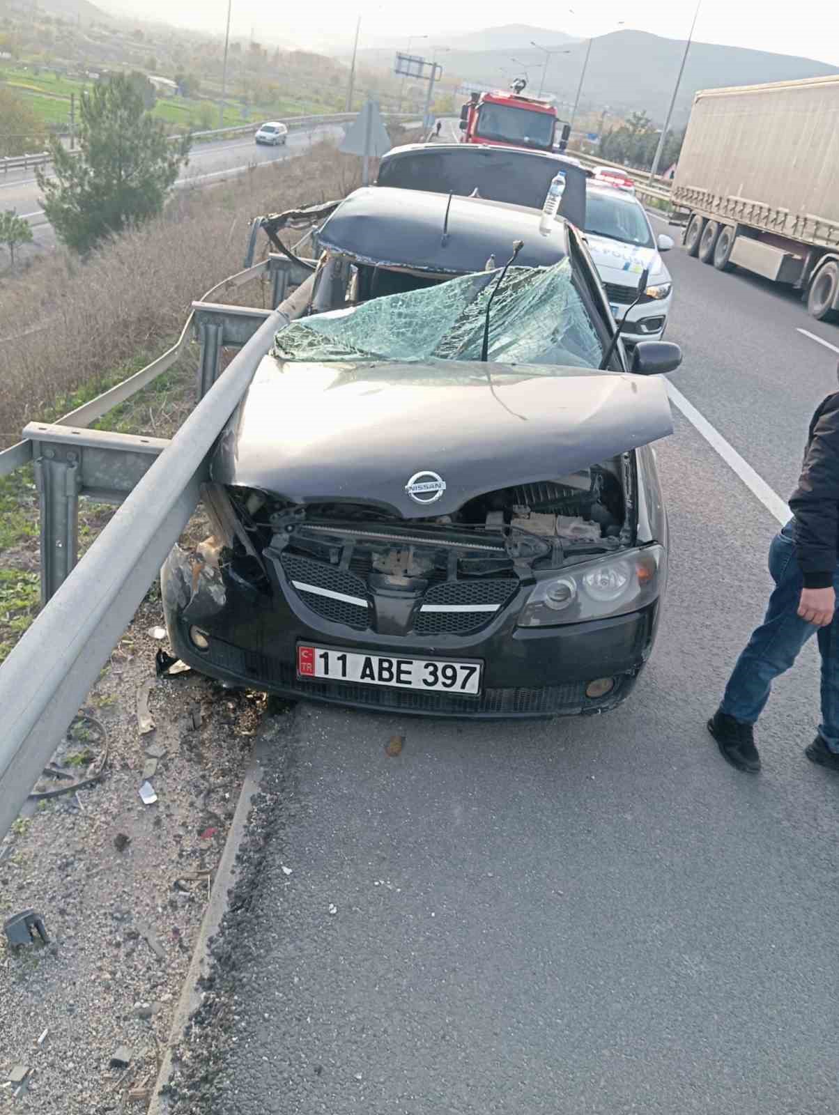 Bilecik’te kontrolden çıkan otomobil bariyerlere çarptı: 1 yaralı