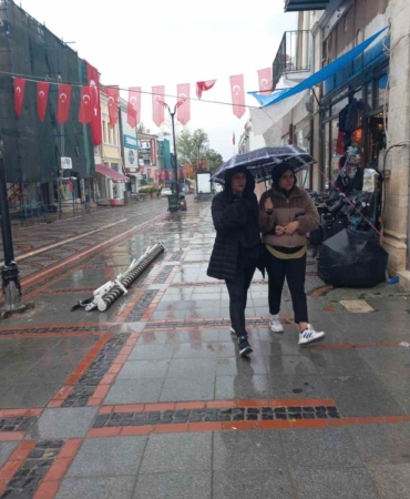 Edirne’de beklenen yağmur başladı