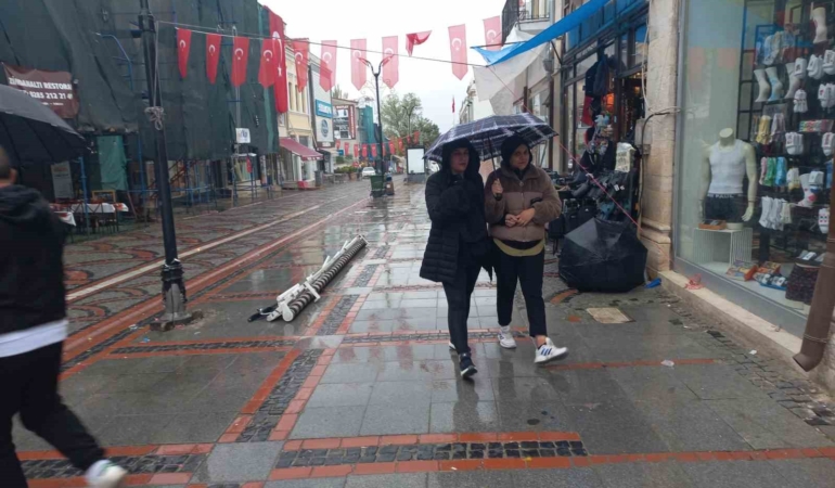 Edirne’de beklenen yağmur başladı
