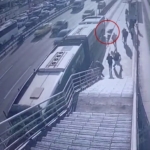 Cevizlibağ’da metrobüs engelli yolcuya çarptı, yaşlı adam hayatını kaybetti: O anlar kamerada