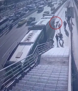 Cevizlibağ’da metrobüs engelli yolcuya çarptı, yaşlı adam hayatını kaybetti: O anlar kamerada