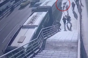 Cevizlibağ’da metrobüs engelli yolcuya çarptı, yaşlı adam hayatını kaybetti: O anlar kamerada