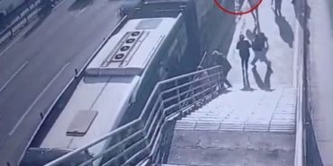 Cevizlibağ’da metrobüs engelli yolcuya çarptı, yaşlı adam hayatını kaybetti: O anlar kamerada