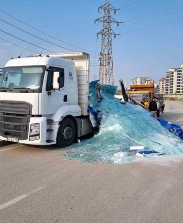 Tonlarca ağırlıktaki cam yola saçıldı