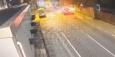 Bakırköy’de iş makinesine çarpan motosikletli yaralandı