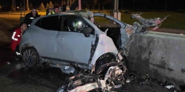 Tuzla’da otomobil gişelere saplandı: Sürücü hayatını kaybetti