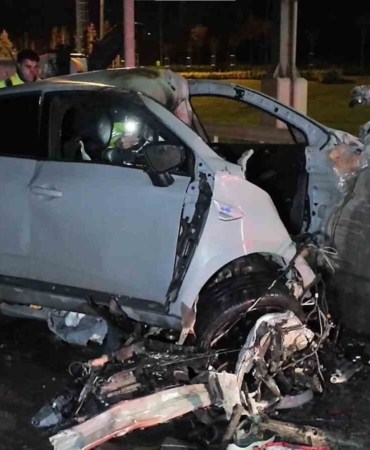 Tuzla’da otomobil gişelere saplandı: Sürücü hayatını kaybetti