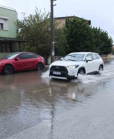 Burhaniye’de sağanak yağış sokakları göle çevirdi
