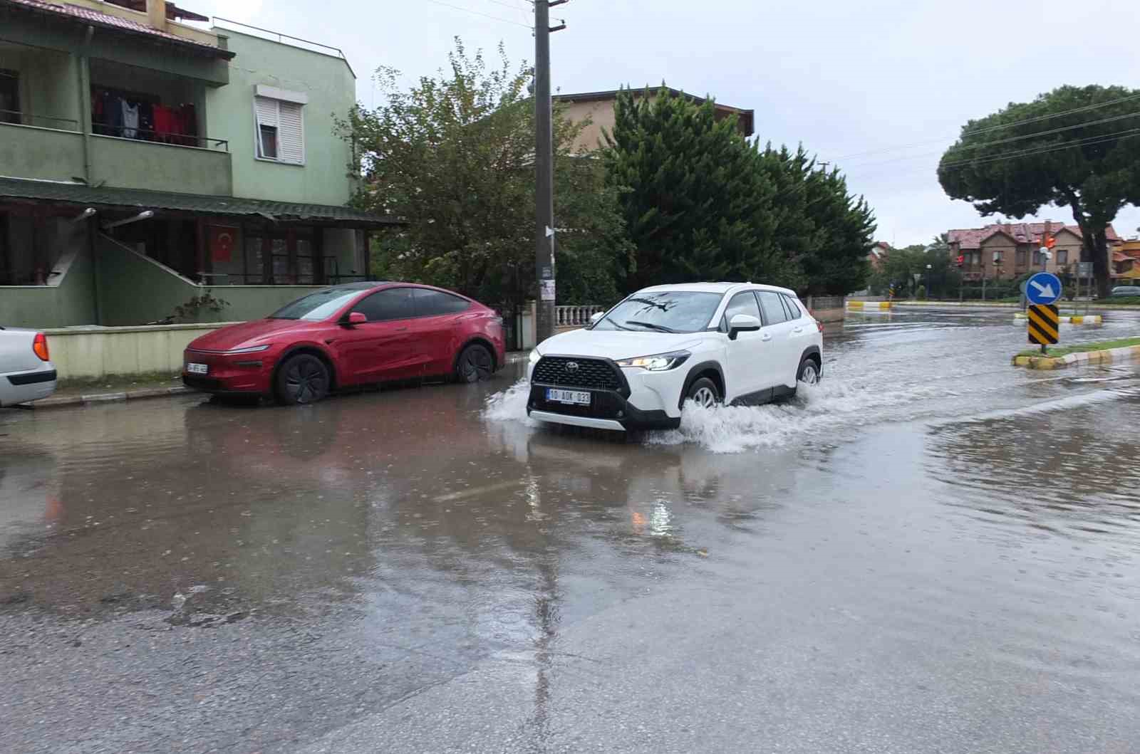 Burhaniye’de sağanak yağış sokakları göle çevirdi