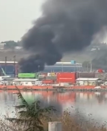 Halkalı Gümrüğü’nde konteyner alev alev yandı