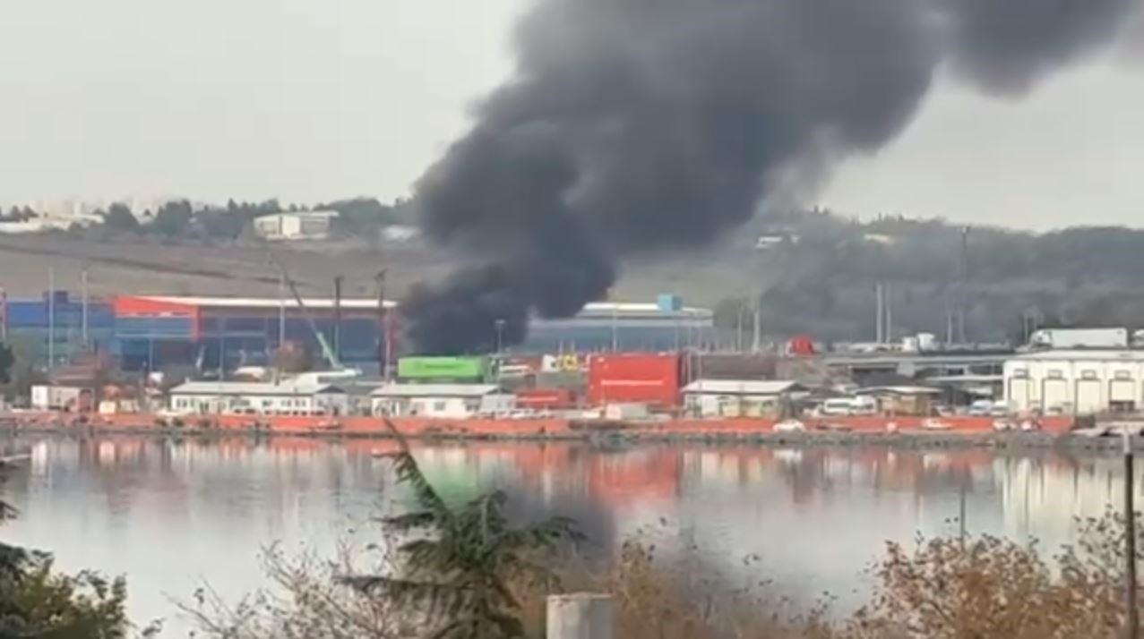 Halkalı Gümrüğü’nde konteyner alev alev yandı