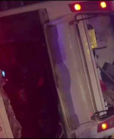 Otomobil ile çarpışan işçi servisi devrildi: 8 yaralı