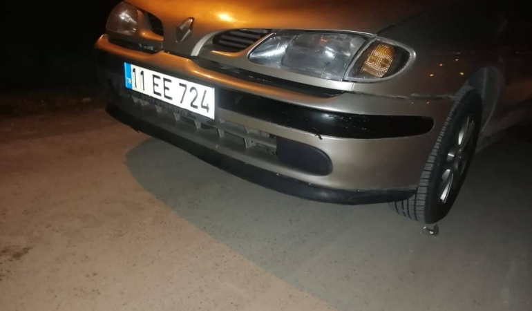 Alkol alıp yol kenarında yattı, üzerinden otomobil geçince ağır yaralandı