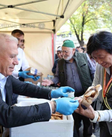 Dünya Cantık Günü’nde ücretsiz ikram edildi, yabancı turistler lezzetine hayran kaldı