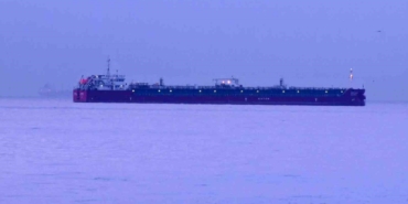 Zehirlenme yaşanan tanker gemisi, günün ilk ışıklarıyla görüntülendi