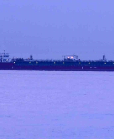 Zehirlenme yaşanan tanker gemisi, günün ilk ışıklarıyla görüntülendi