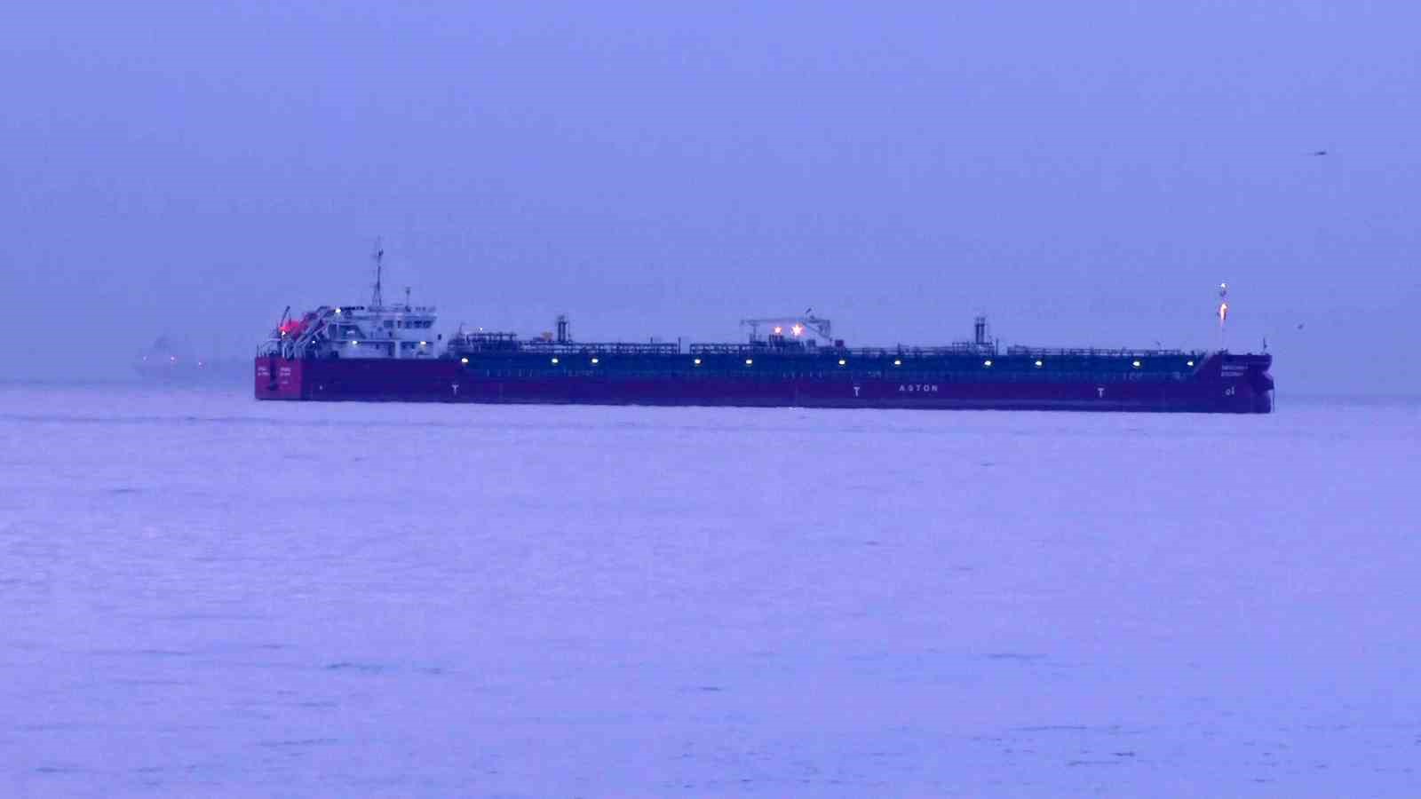 Zehirlenme yaşanan tanker gemisi, günün ilk ışıklarıyla görüntülendi