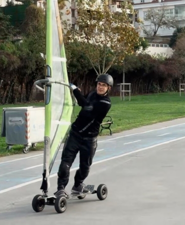 Deniz rüzgarıyla karada sörf yaptı