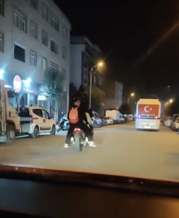 Çanakkale’de motosiklete binen 5 genç adeta ölümle dans etti