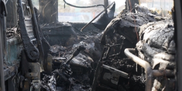 Yolcu otobüsü alevlere teslim oldu: Araç demir yığınına döndü