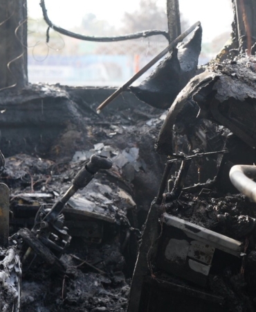 Yolcu otobüsü alevlere teslim oldu: Araç demir yığınına döndü