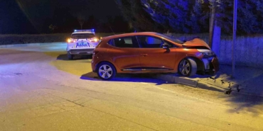 Kontrolden çıkan otomobil, beton direğe çarptı