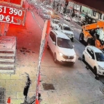 Arnavutköy’de kaldırıma çıkan otomobil tehlike saçtı