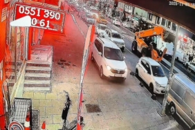 Arnavutköy’de kaldırıma çıkan otomobil tehlike saçtı