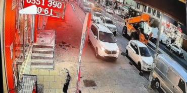 Arnavutköy’de kaldırıma çıkan otomobil tehlike saçtı