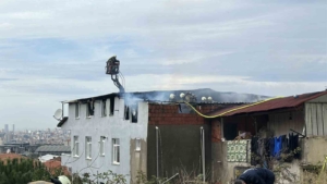 Maltepe’de binanın çatısı alev alev yandı